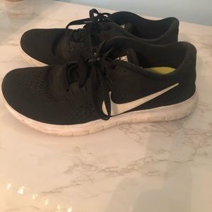 black nike free runs